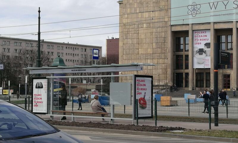 Nietypowa aranżacja powstała by promować najnowszą wystawę Muzeum Narodowego w Krakowie - „Z drugiej strony rzeczy. Polski dizajn po roku 1989”.