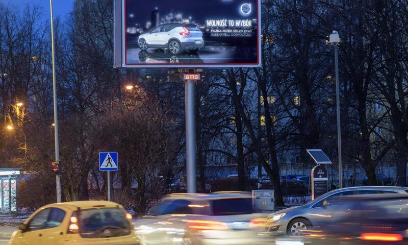 Reklama Volvo na nośniku Dynamic Backlight